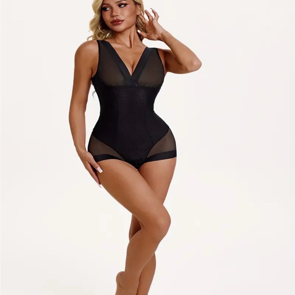 Elegant Black ♠️Women's Shapewear Bodysuit for Tummy Control And Waist Shaping.